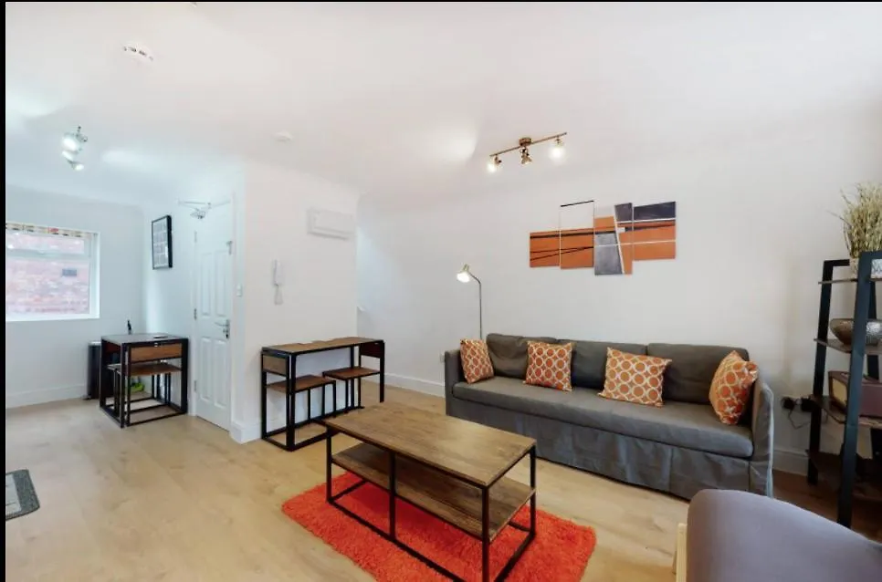 Modern Split Level 1 Bedroom Flat In Aldgate London